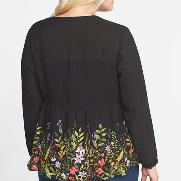 Old Navy Plus-Size Split-Neck Georgette Swing Top - Picture 4 of 6